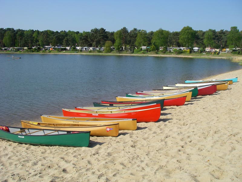 Canoes am See bei Sonne