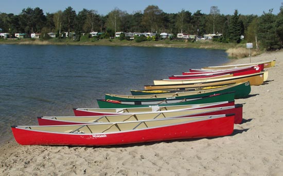 Canoes am See mit Camping im Hintergrund