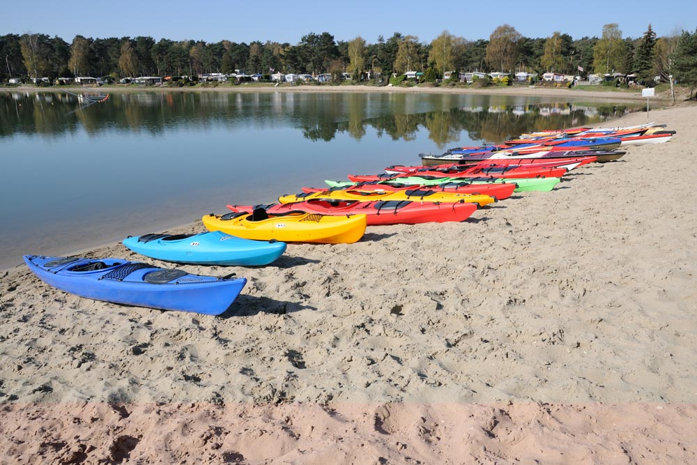 Kajaks am See bei Sonne