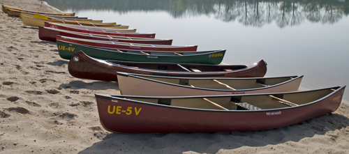 Canoes am See von rechts