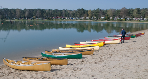 Canoes am See von links